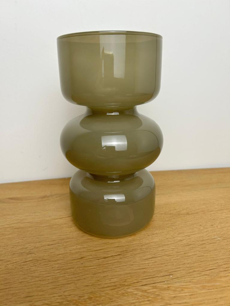 Olijfgroen/kaki glazen designvaas — vintage stijl, Huis en Inrichting, Woonaccessoires | Vazen, Nieuw, Ophalen of Verzenden, Glas