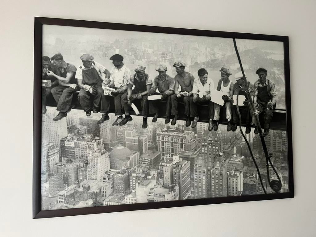 Poster in bruine lijst - Lunch atop a Skyscraper -64 x 94 cm, Ophalen, Zo goed als nieuw, 75 tot 100 cm, Foto of Poster