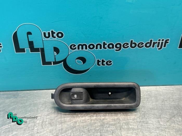 Commutateur vitre électrique d'un Renault Twingo (Twingo 07, Renault, -, 3 mois de garantie, Utilisé