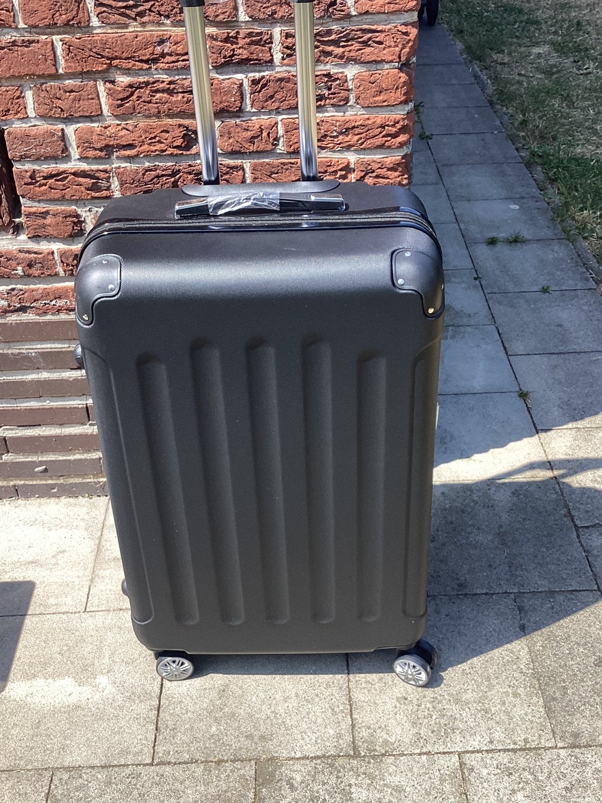 Maat m&L Nieuw reiskoffers ., Hard kunststof, Nieuw, 70 cm of meer, Wieltjes