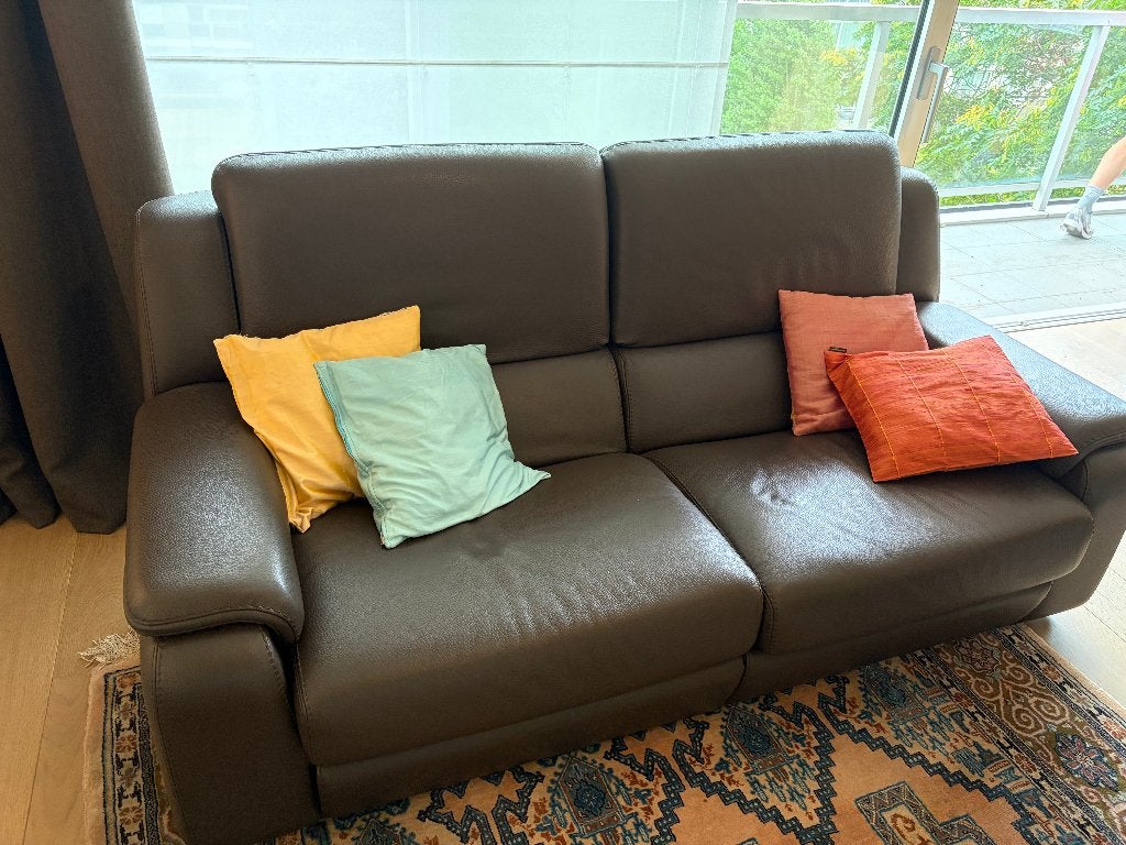 Nieuwe salon – grote 2-zitszetel met elektrische beensteun, Huis en Inrichting, Ophalen, Zo goed als nieuw, Leer, 75 tot 100 cm
