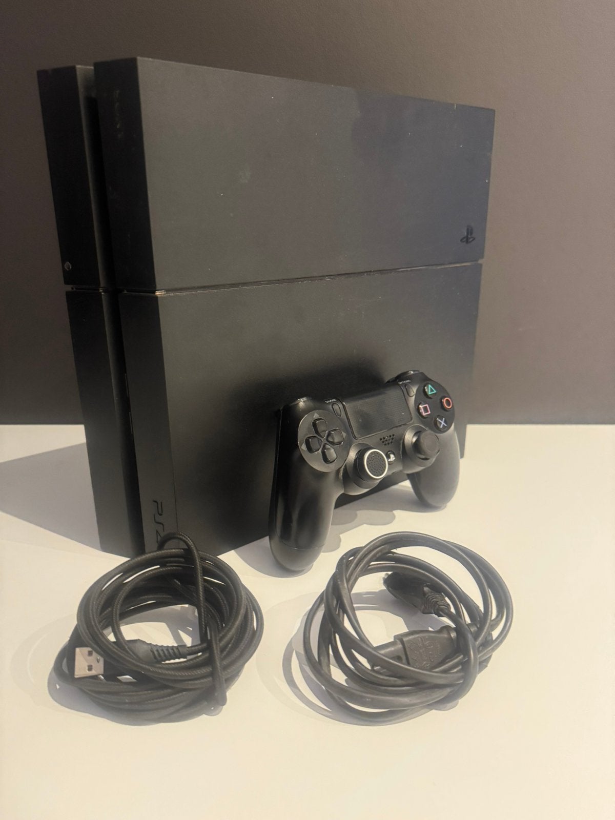 Sony PlayStation 4 (PS4) – Compleet met controller en kabels, Games en Spelcomputers, Ophalen of Verzenden, Zo goed als nieuw