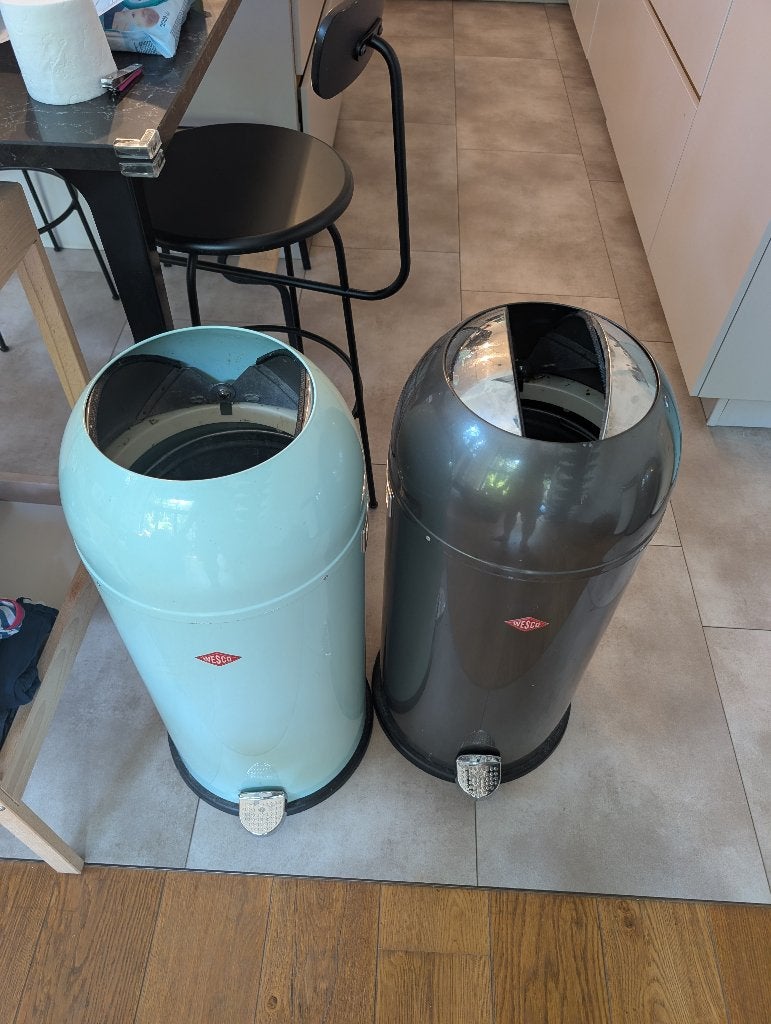 2 x Wesco Kickmaster Maxi 40l CASSÉES, À pédale, Enlèvement, Utilisé, Métal