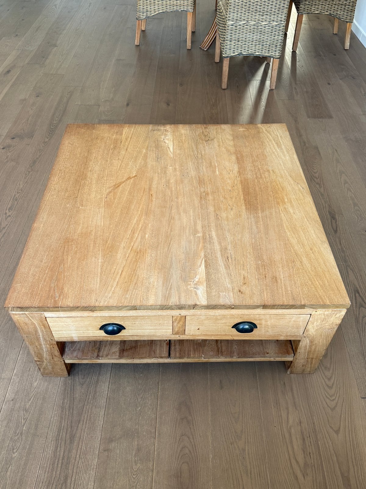 Massief houten salontafel 100  100 cm met 2 lades, Huis en Inrichting, Tafels | Salontafels, Ophalen of Verzenden, Zo goed als nieuw