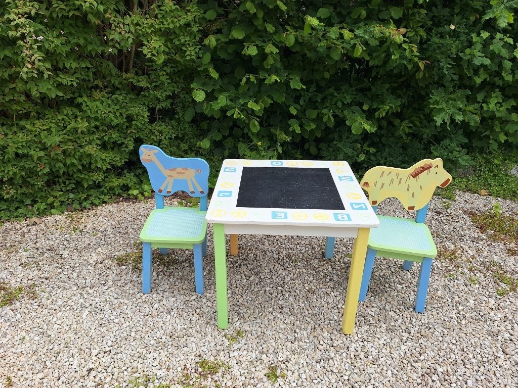 Kindertafel en twee dierenstoelen, Enfants & Bébés, Chambre d'enfant | Tables & Chaises, Enlèvement