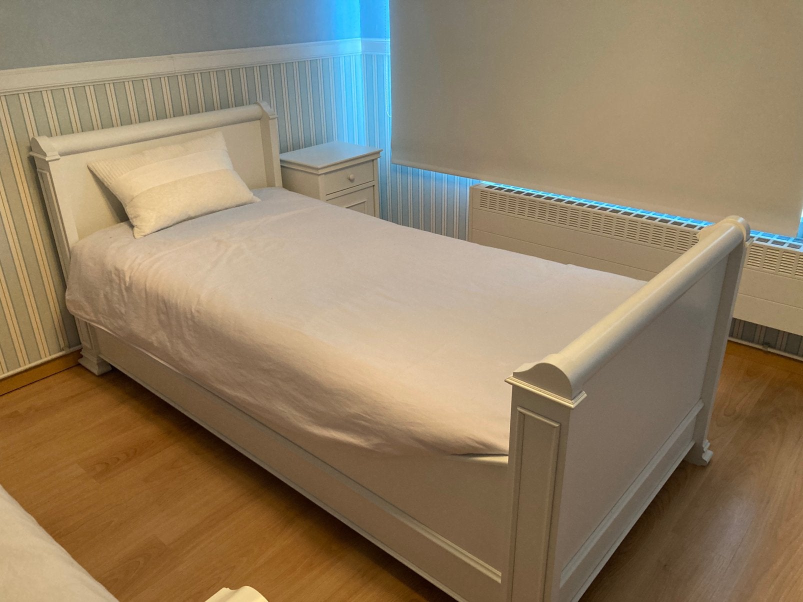 Bed + nachtkastje + komode met spiegel en nachtlampje, Enlèvement, Comme neuf