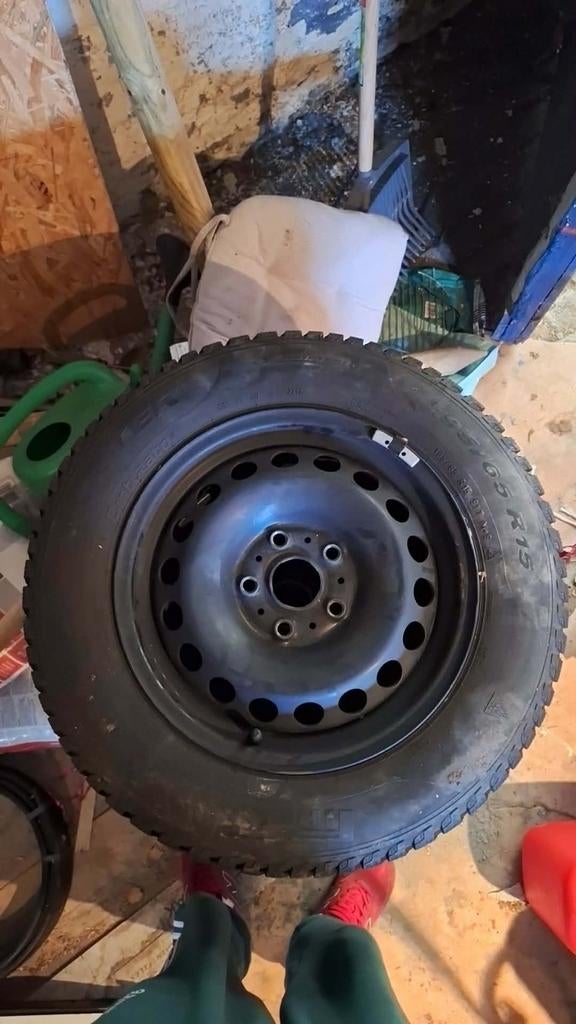 Pneus hiver pirelli sur jantes en taule, Enlèvement, Comme neuf