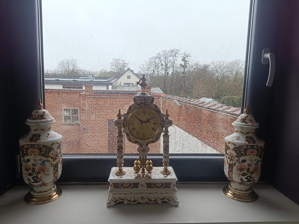 Horloge cheminée avec 2 vase faïence et etain, Ophalen of Verzenden