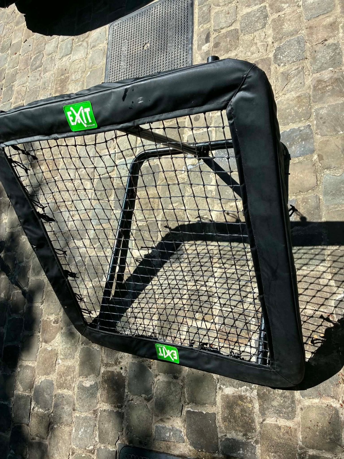EXIT Kickback Multisport Rebounder 124x124cm, Sport en Fitness, Voetbal, Zo goed als nieuw, Bal, Ophalen