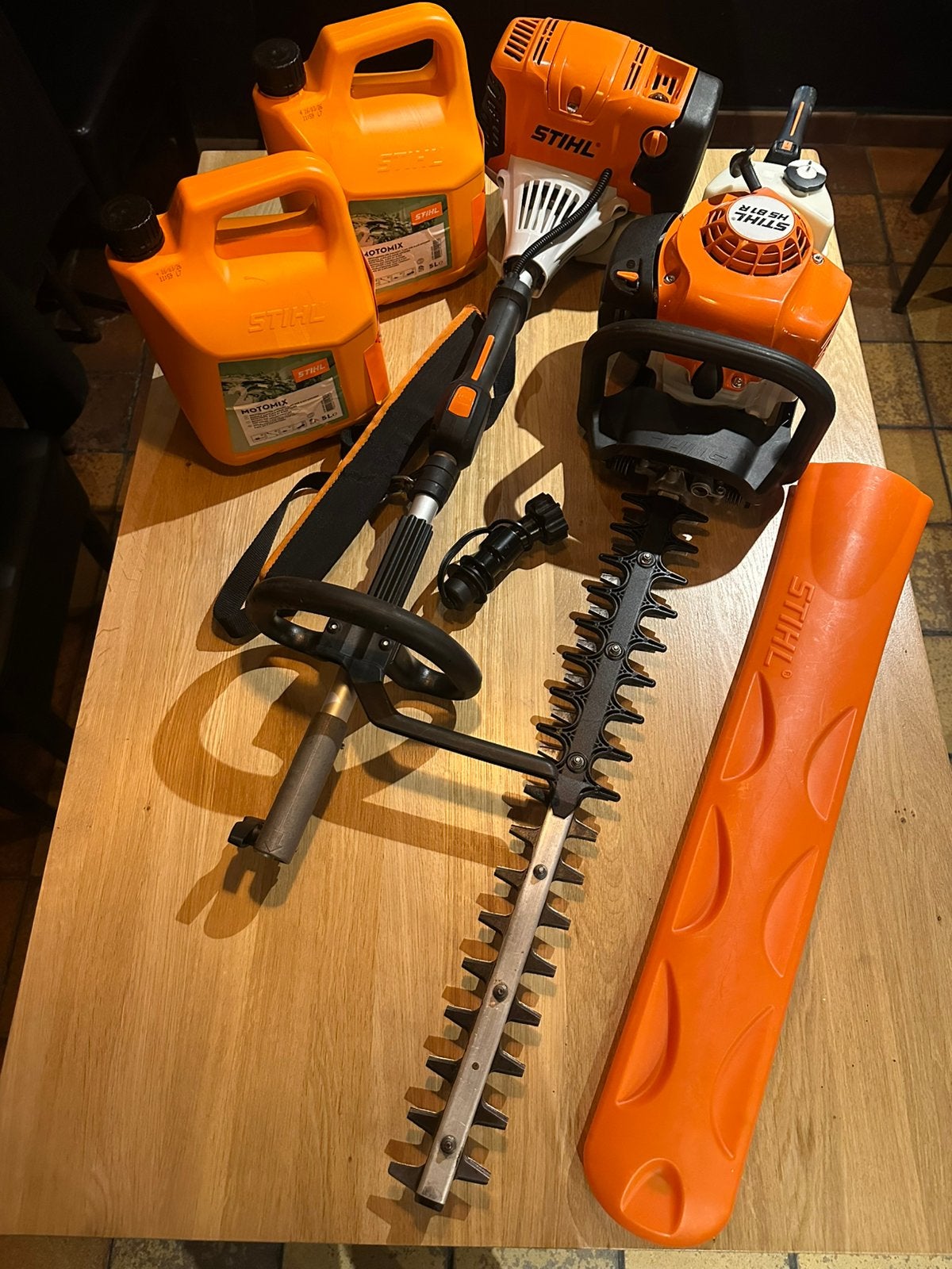 Stihl HS81R & KM131R, Jardin & Terrasse, Taille-haies, Comme neuf, Enlèvement