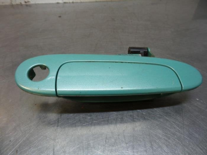 Poignée portière 2portes droite d'un Toyota Yaris (Yaris 1, -, 3 mois de garantie, Toyota, Utilisé