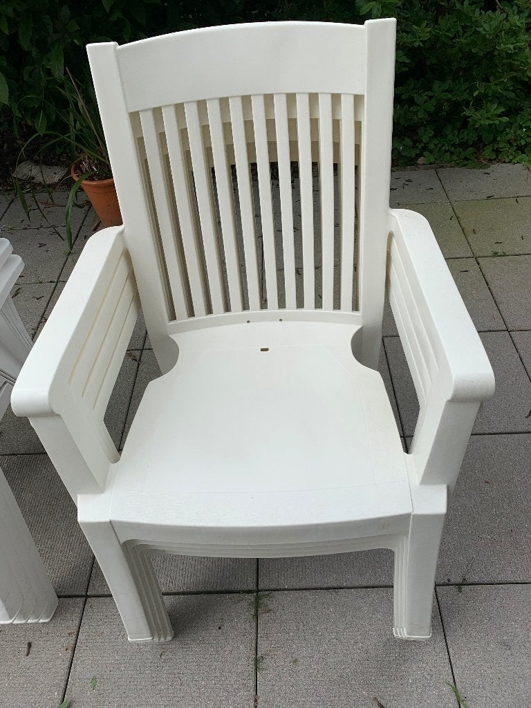 Vier witte tuinstoelen, stapelbaar, Ophalen, Zo goed als nieuw, Kunststof, Stapelbaar