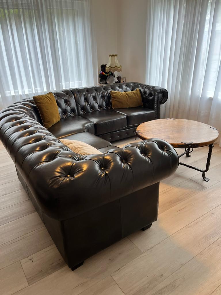 Zwartbruin leren Chesterfield bank in hoekopstelling, Huis en Inrichting, Zetels | Zetels en Chaises Longues, Zo goed als nieuw