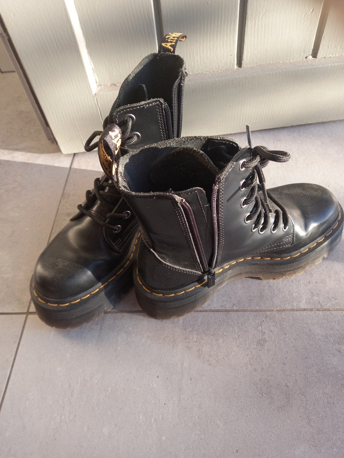 dr martens, Enlèvement