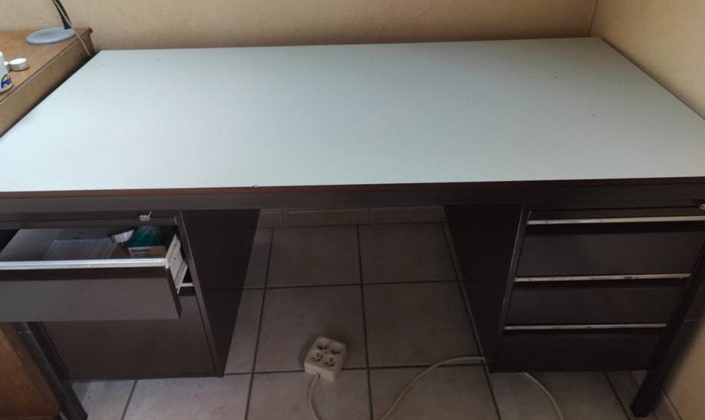 bureau, Ophalen, Gebruikt, 150 cm, Metaal