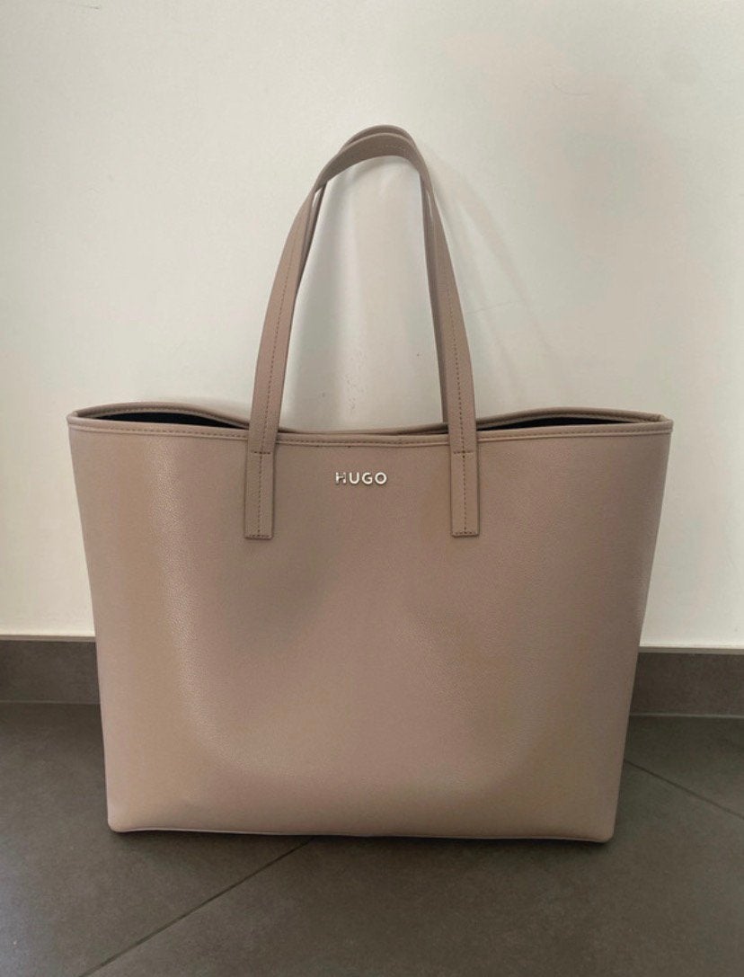 Mooie handtas van Hugo Boss gemaakt uit leer., Verzenden, Nieuw, Beige, Handtas
