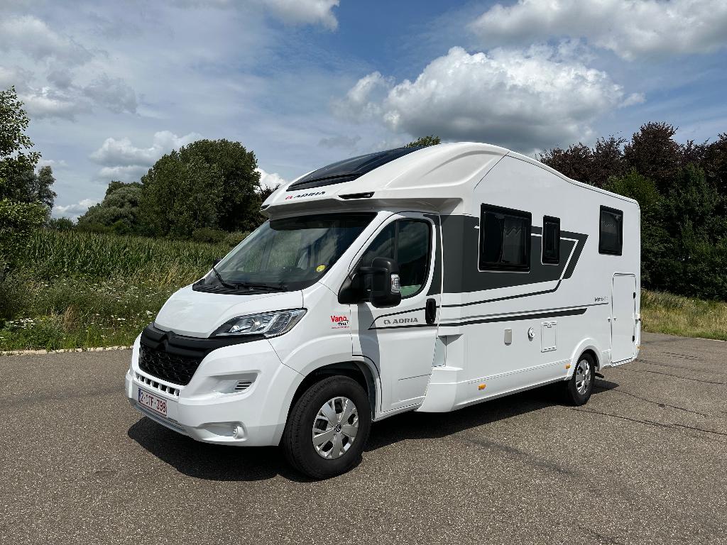 Te koop Adria Matrix 600   bouwjaar 2022, Caravanes & Camping, Camping-cars, Jusqu'à 4, Marchepied électrique, Boîte manuelle
