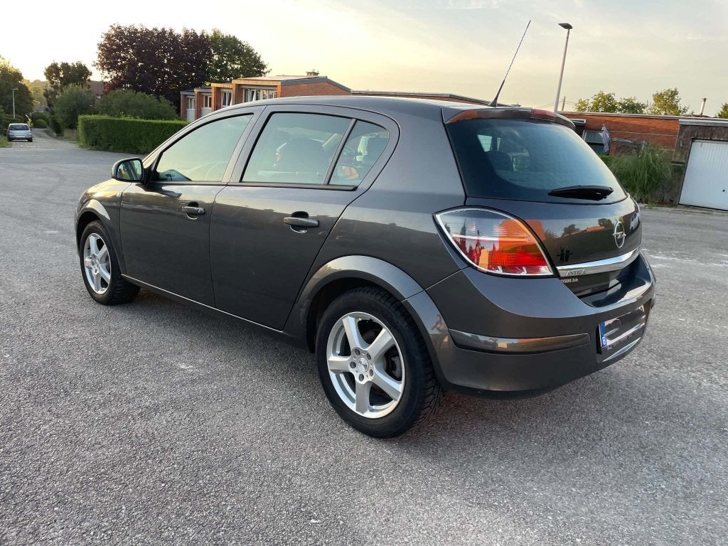 Opel Astra 1.6 avec Demande d'immatriculation, Boîte manuelle, Entretenue par le concessionnaire, 5 portes, Particulier