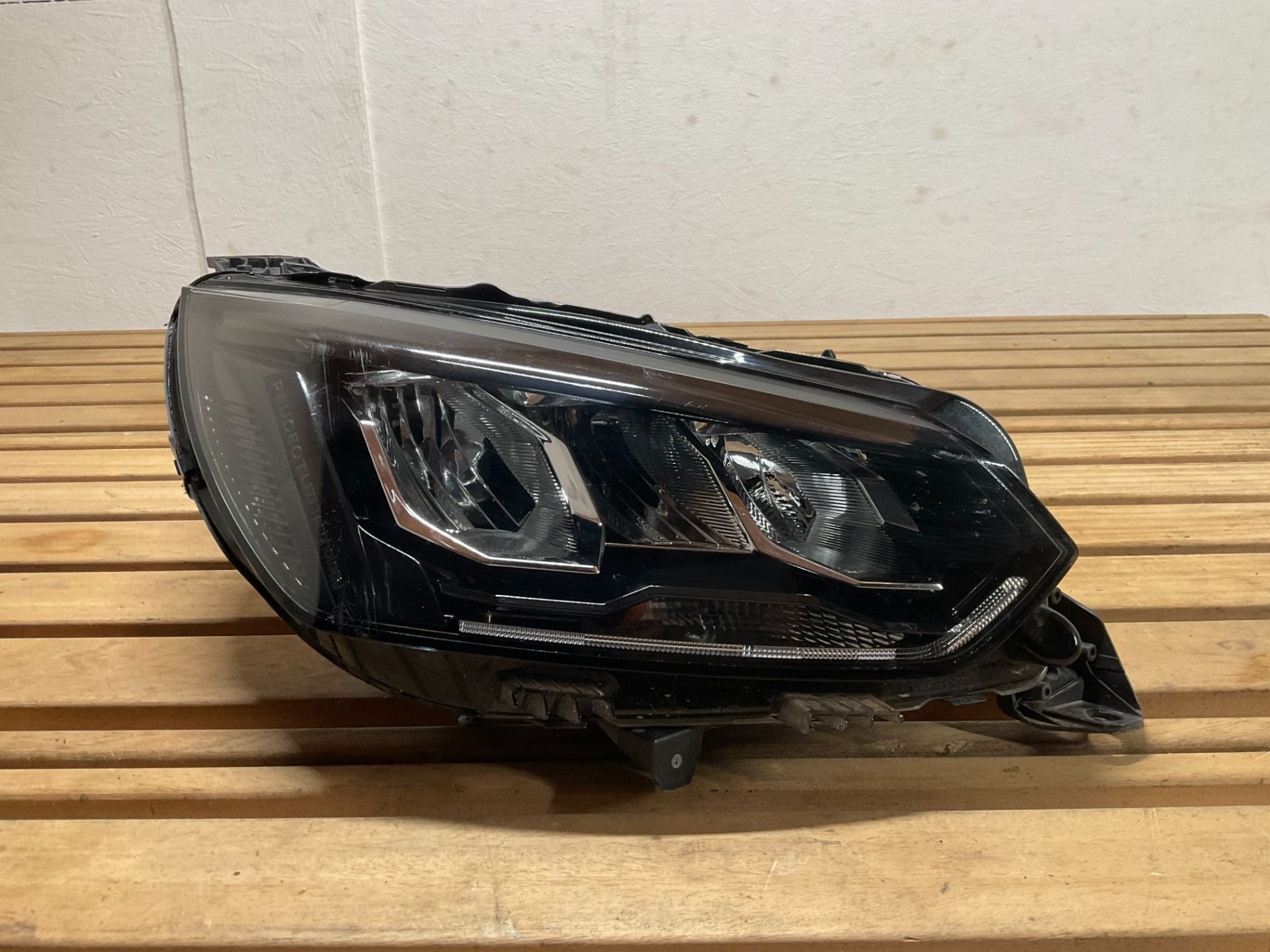 Phare Peugeot 208 MK2 / e-208 9833036380 90200109V B3-374, Taurusavenue 1
2132 LS  Hoofddorp, NL, Contact.group@renault.com, Stellantis N.V.