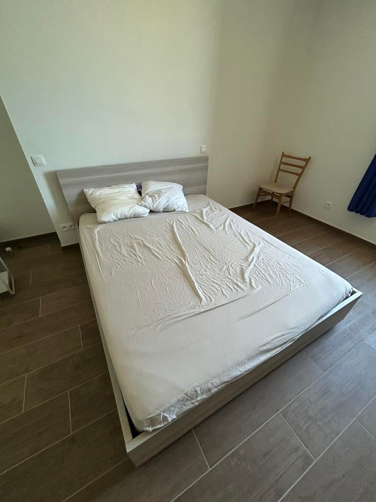 Bedframe en matras Ikea 160x200cm, Ophalen, Zo goed als nieuw