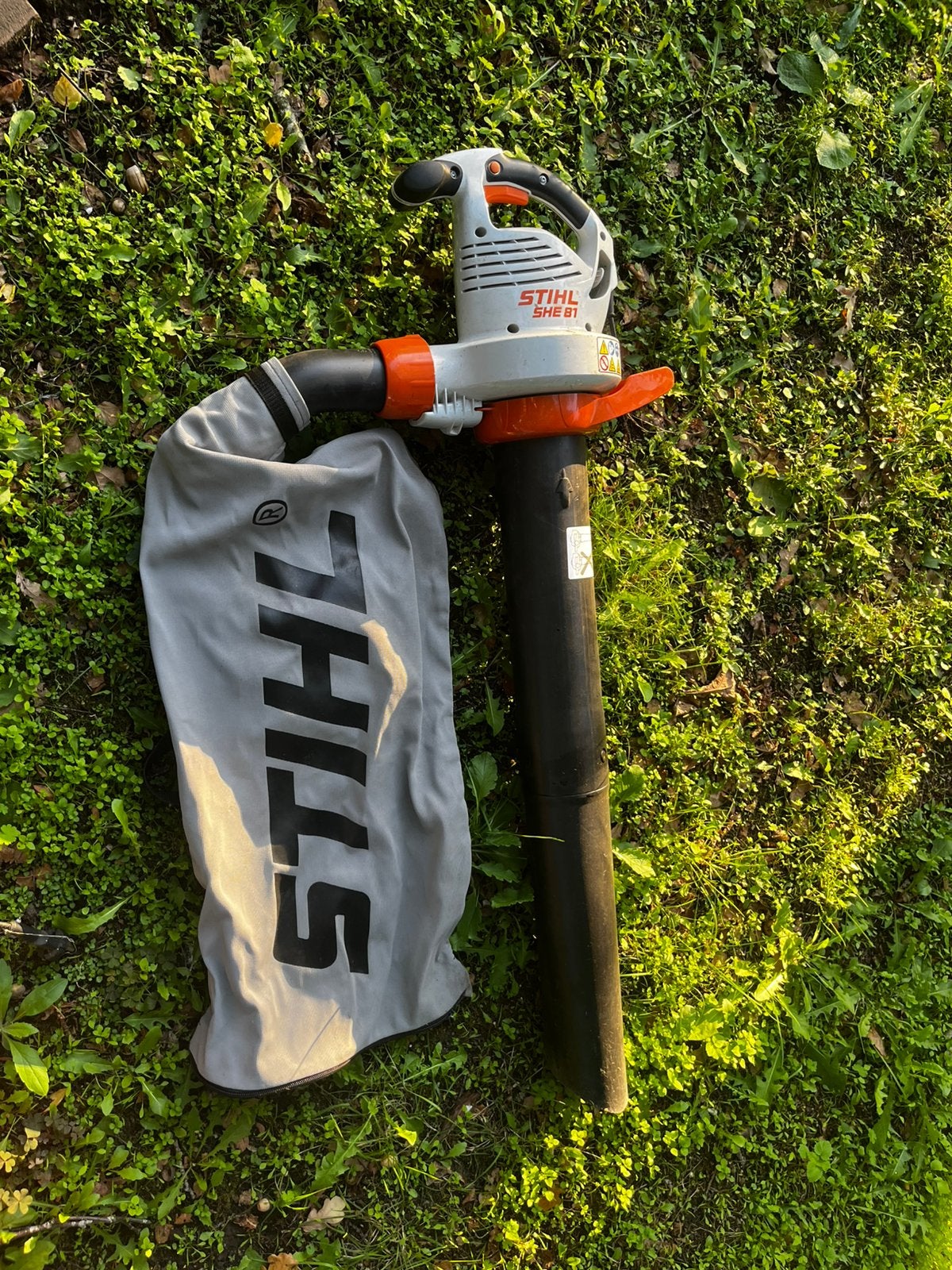STIHL SHE 81, Jardin & Terrasse, Électrique, Comme neuf, Enlèvement, Avec sac de ramassage