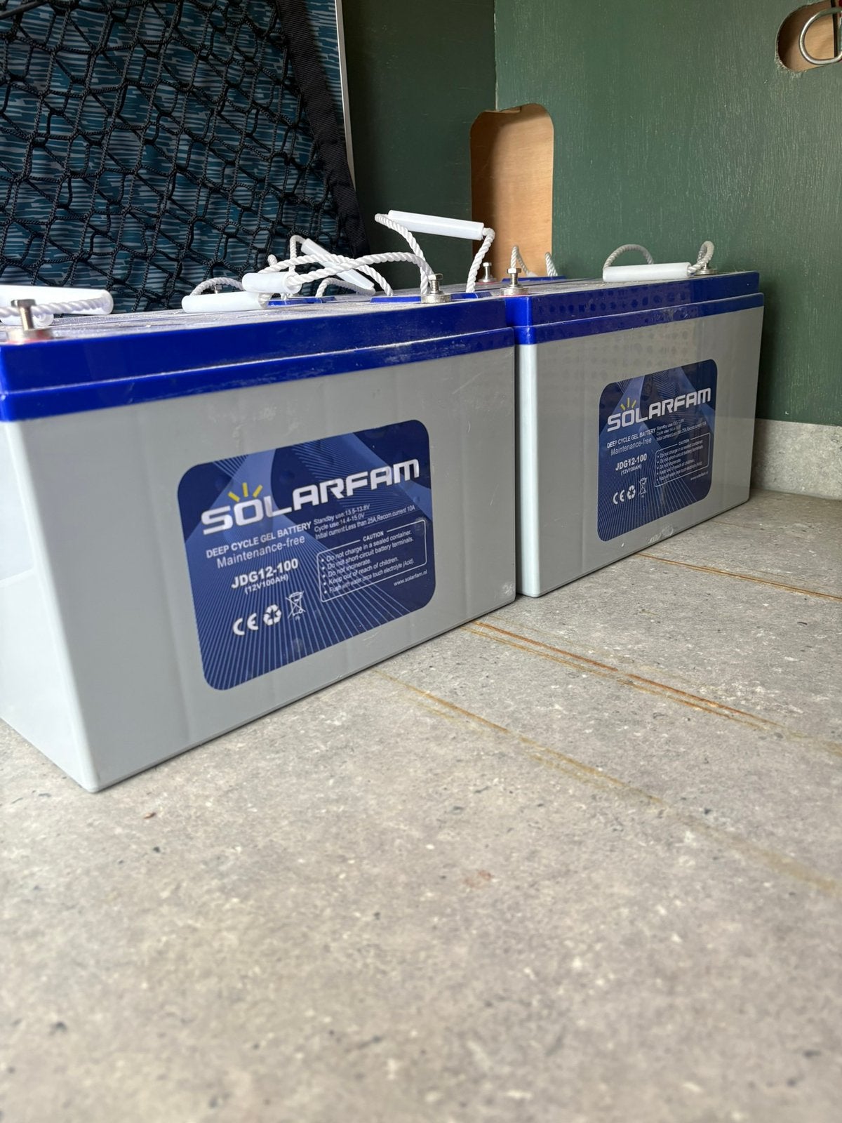 4x 100ah gel accu’s, mppt en Victron Cyrix-CT