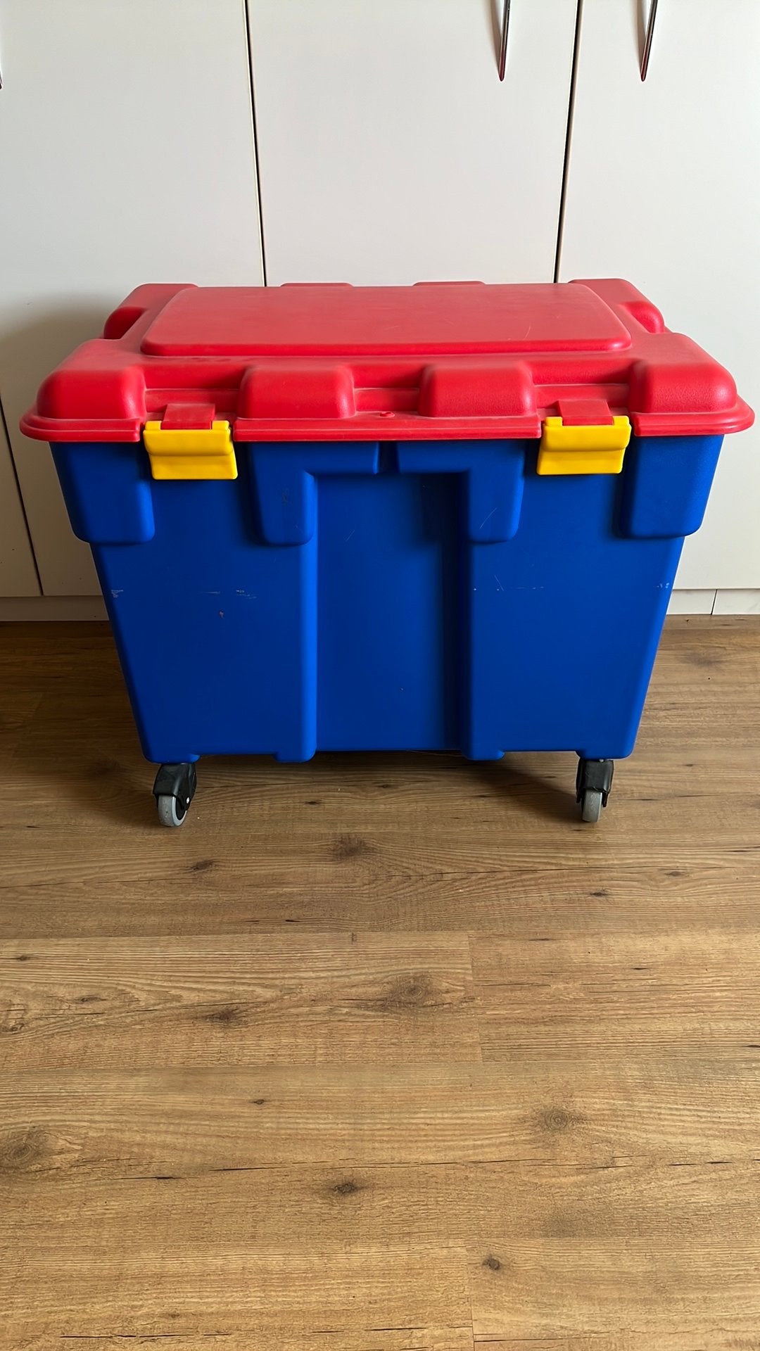 Grote curverbox op wielen, Ophalen, Gebruikt