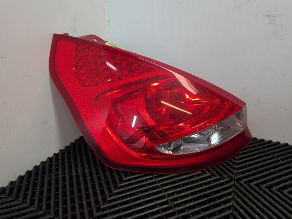 FEU ARRIÈRE GAUCHE Ford Fiesta 6 (JA8) (|8A6113A603AB|), Henry-Ford-Straße  1
50735  Köln, DE, Ford-Werke GmbH, Kunden@ford.com