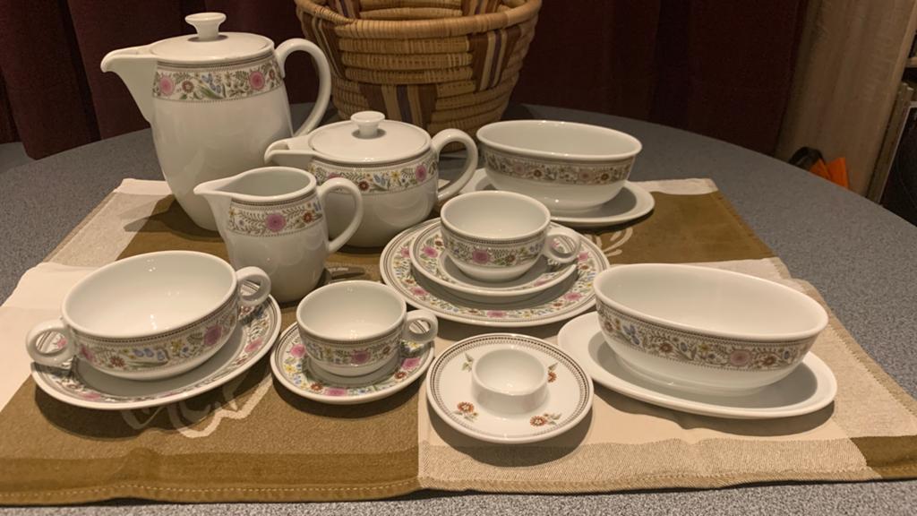 Ontbijtservies, Huis en Inrichting, Ophalen, Zo goed als nieuw, Compleet servies