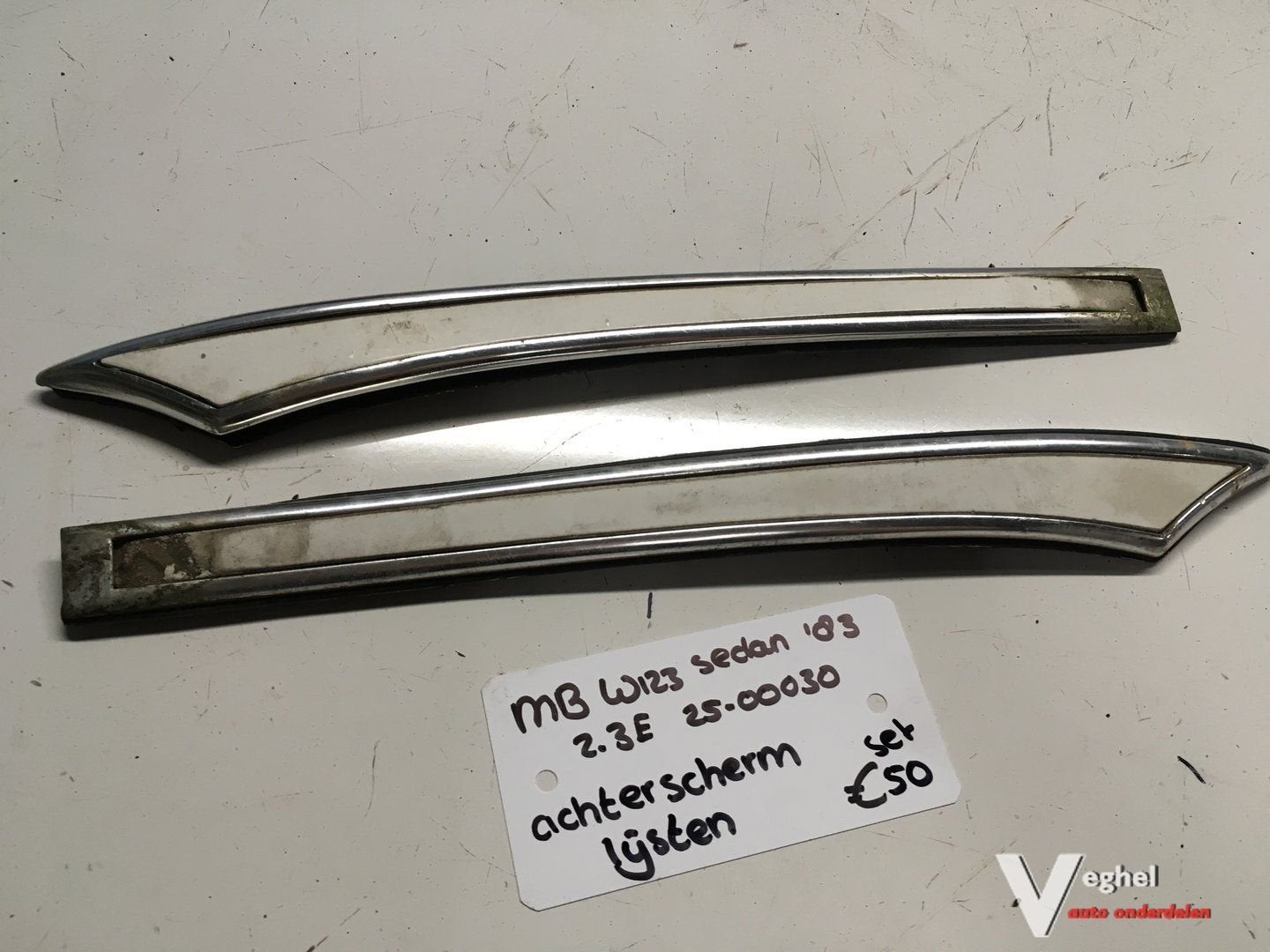 Mercedes W123 Sedan 2.3 1983 Wagennr 2500030   Sierlijst ach, -, Utilisé, -, -