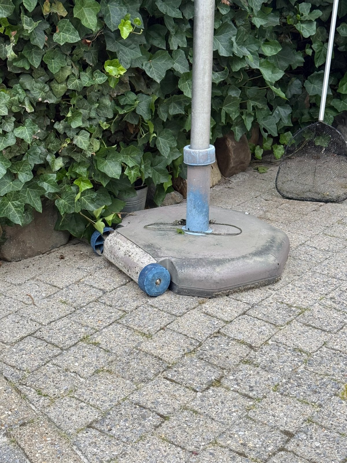 Gratis parasol is stuk. Ook voet gratis, Ophalen, Zo goed als nieuw
