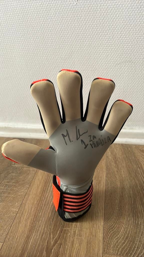 Gesigneerde keeperhandschoen Mile Svilar, Ophalen, Gebruikt, Handschoenen