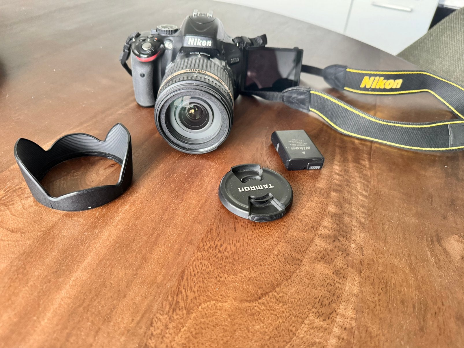 Nikon D5100 + Tamron 18-270mm VC PZD Lens, TV, Hi-fi & Vidéo, Appareils photo numériques, Sangle de transport, Utilisé, 8 fois ou plus