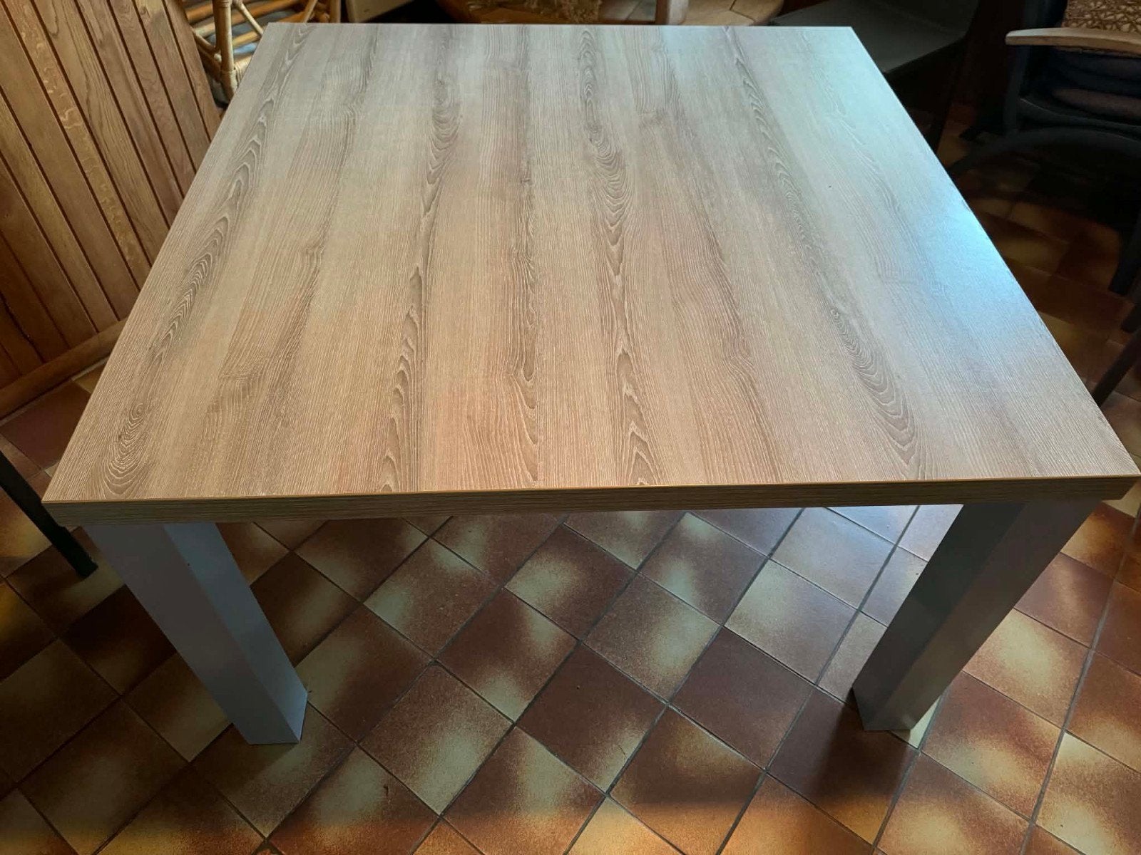 Vierkante eettafel heeft een licht eikenhouten decorblad, Huis en Inrichting, Ophalen