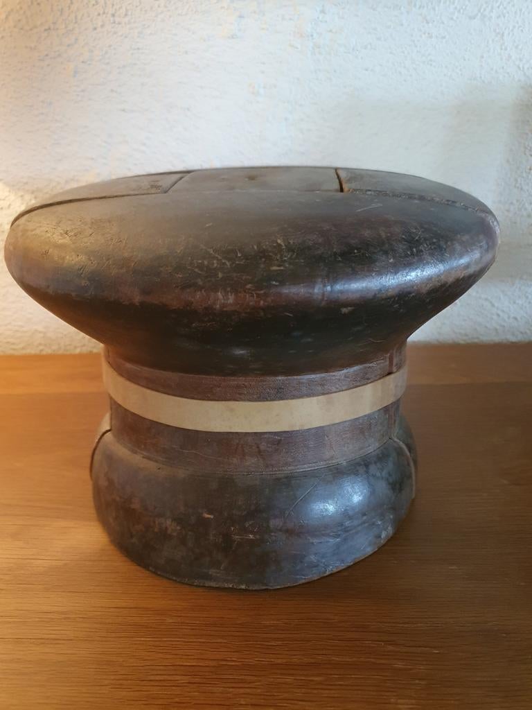 Ancienne forme á chapeau á système d'emboîtement, Enlèvement ou Envoi