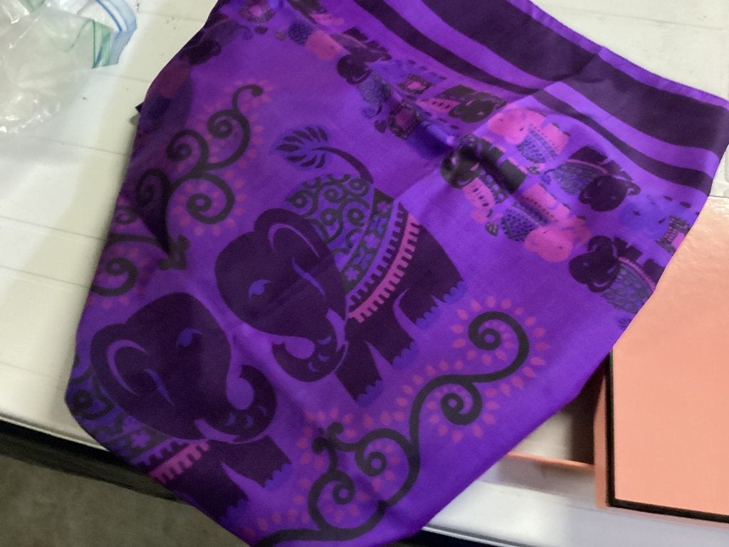 foulard en soie bleu et violet, Vêtements | Femmes, Autre, Enlèvement, Neuf, Taille 46/48 (XL) ou plus grande