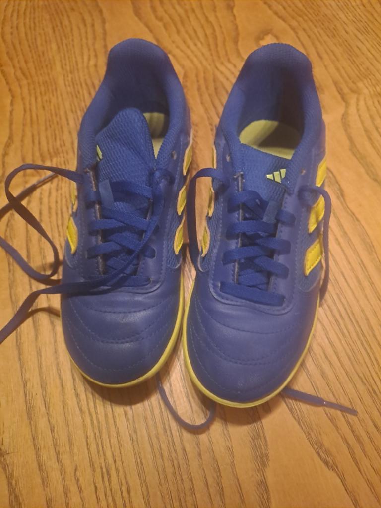 Sportschoenen/ zaalvoetbal schoenen maatje 35, Sport en Fitness, Voetbal, Ophalen of Verzenden, Schoenen