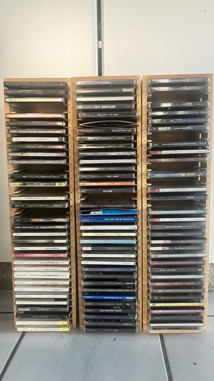 3 porte-CD en bois contenant environ 100 CD, Enlèvement, Utilisé