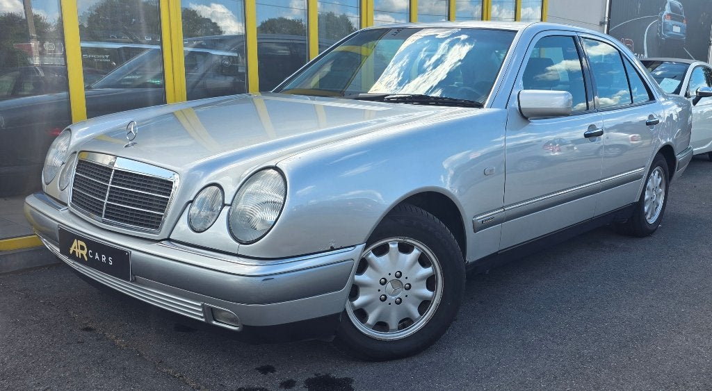 Mercedes E200/Elegance/2.0 Benzine /1999/ Automaat /133297km, Auto's, Mercedes-Benz, Achterwielaandrijving, Zwart, 4 cilinders