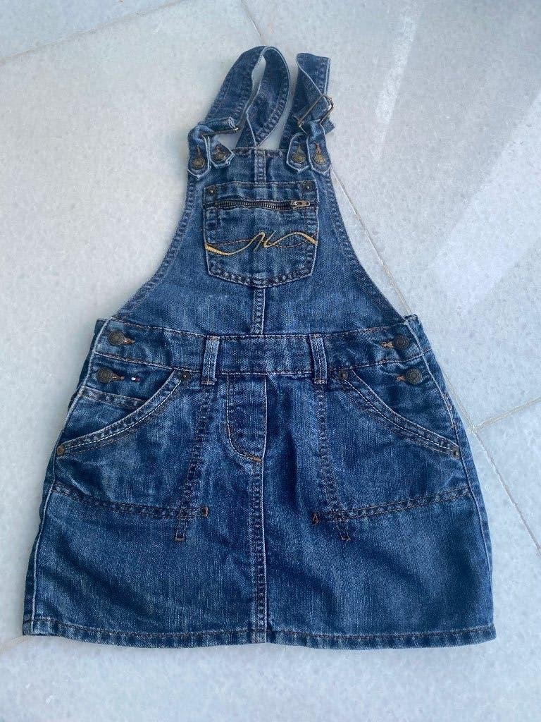 Tommy Hilfiger spijkerjurk / tuinbroekjurk maat 10, Kinderen en Baby's, Kinderkleding | Maat 140, Gebruikt, Meisje, Ophalen of Verzenden