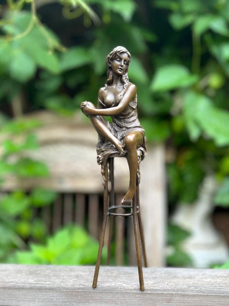 beeld vrouw op stoel uit brons, Collections, Statues & Figurines, Envoi, Neuf, Humain