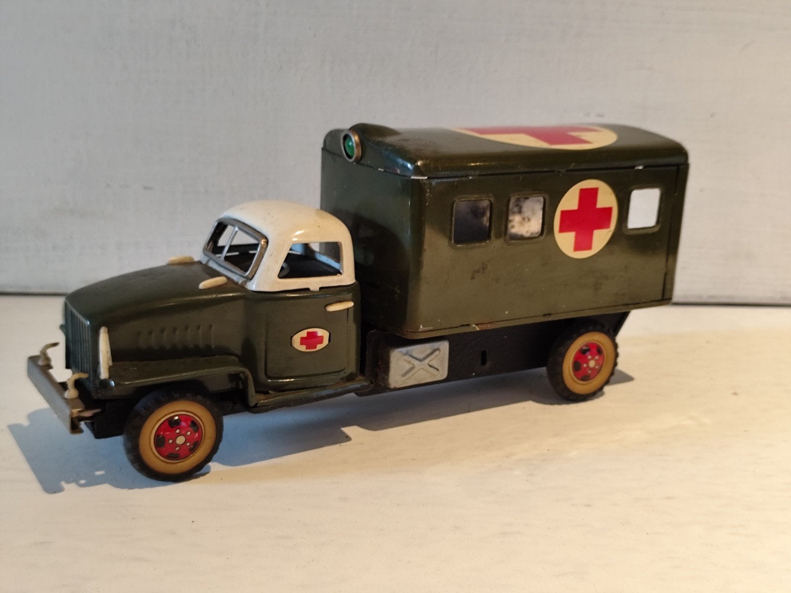 Camion Ambulance Militaire en Tôle – Vintage – Mécanisme ok, Enlèvement ou Envoi