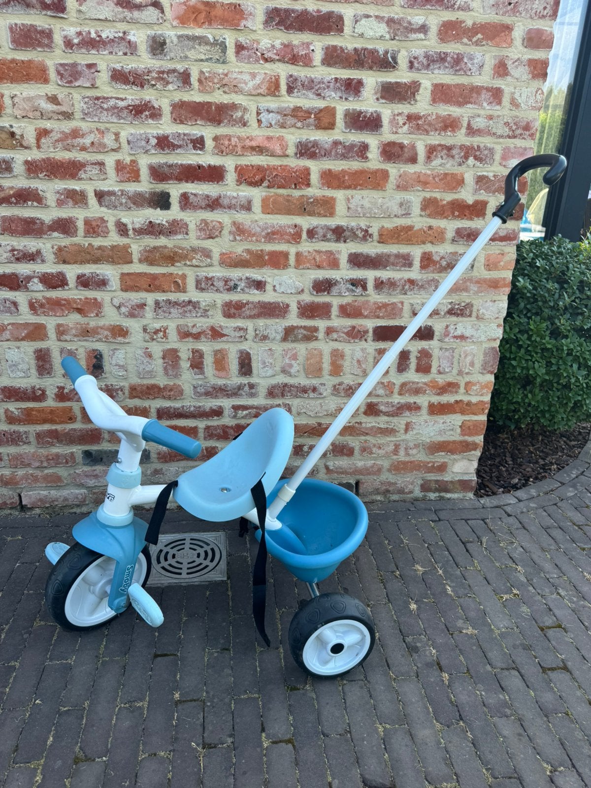 Driewieler Smoby met veiligheidsgordel en ouderhengel, Fietsen en Brommers, Ophalen, Zo goed als nieuw