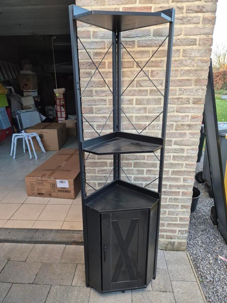 Zwart hoekkastje, Ophalen
