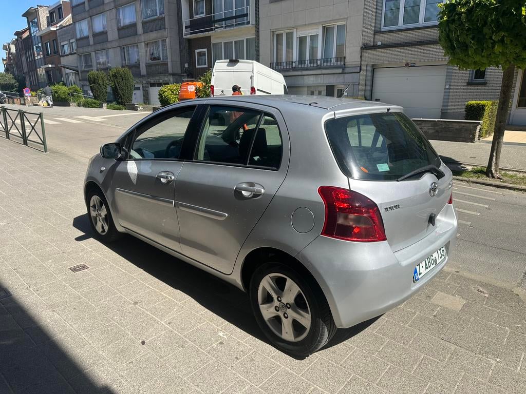 Toyota Yaris 1.3 Automaat Clean 0485905657, Auto's, Zwart, 4 cilinders, Bedrijf, 5 zetels