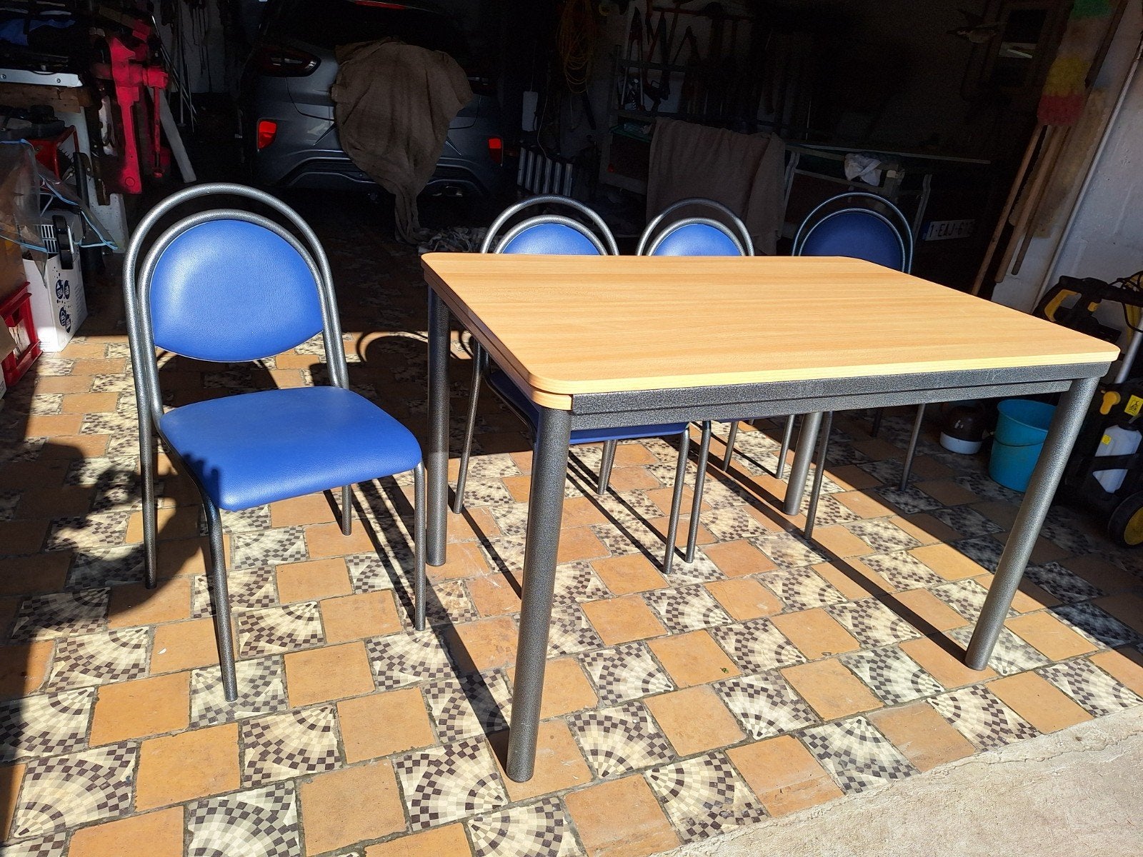4 chaises et une table, Enlèvement, Une