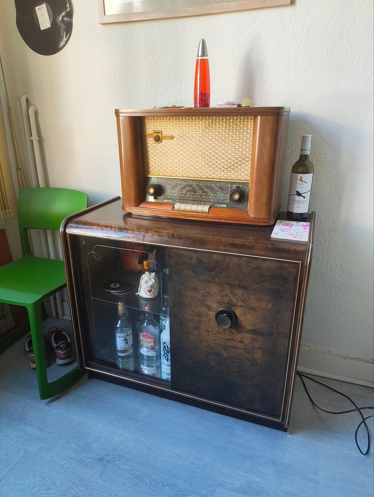 Meubel met bar en vinyl speler en oude radio, Antiek en Kunst, Antiek | Tv's en Audio, Ophalen of Verzenden
