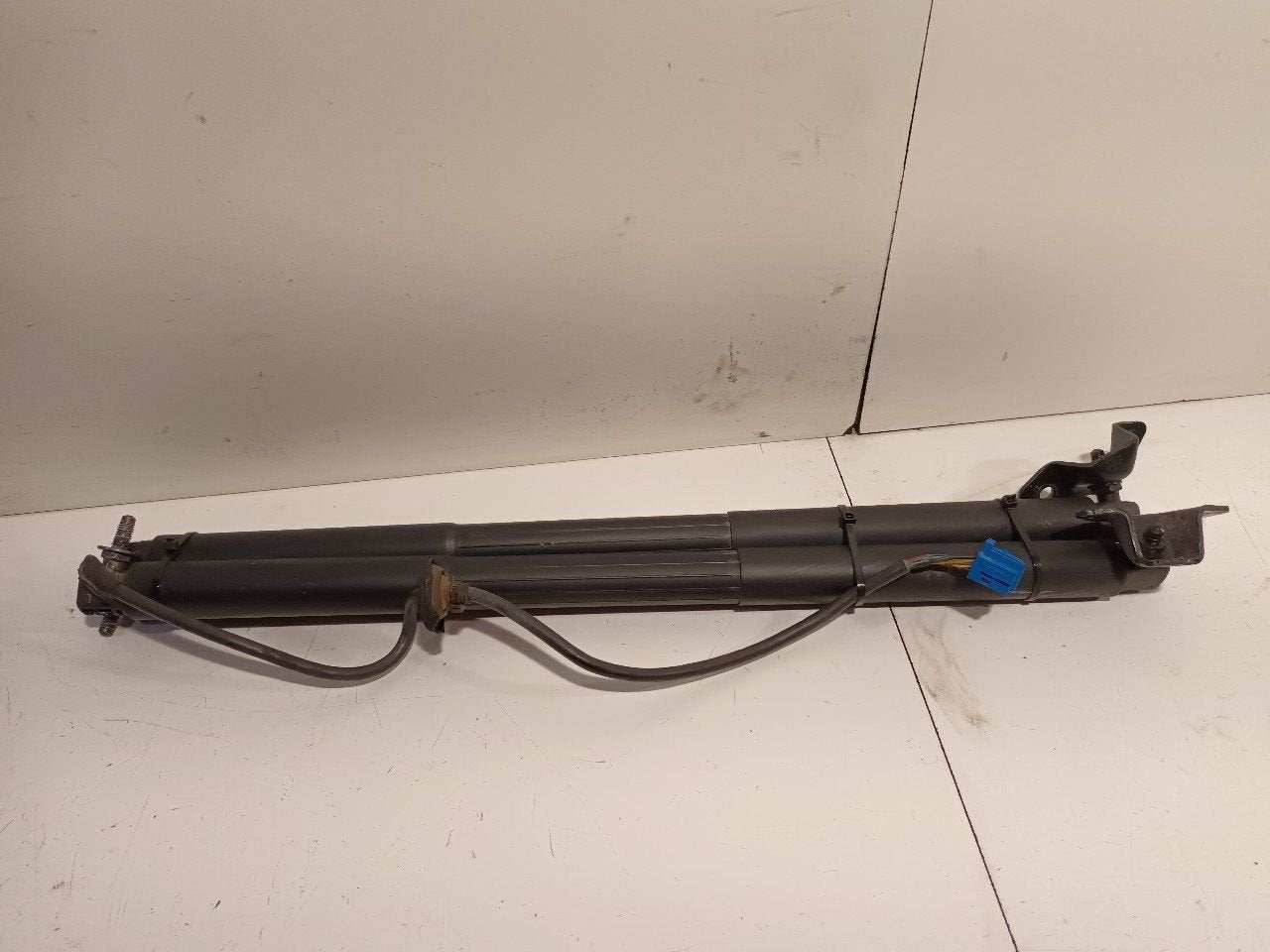 Gasdrukveerset achter Mercedes-Benz ML-Klasse, Onderdelen@venauto.nl, Van der Ven Autorecycling B.V., Ettenseweg 76, 4706 PB Roosendaal, The Netherlands