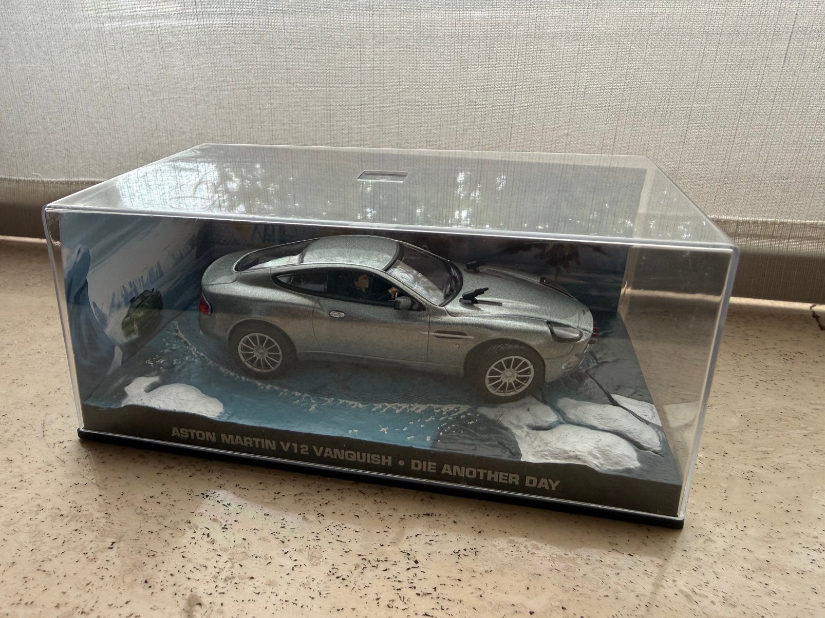 Aston Martin V12 Vainquish - James Bond, Enlèvement ou Envoi, Comme neuf, Voiture, Universal Hobbies