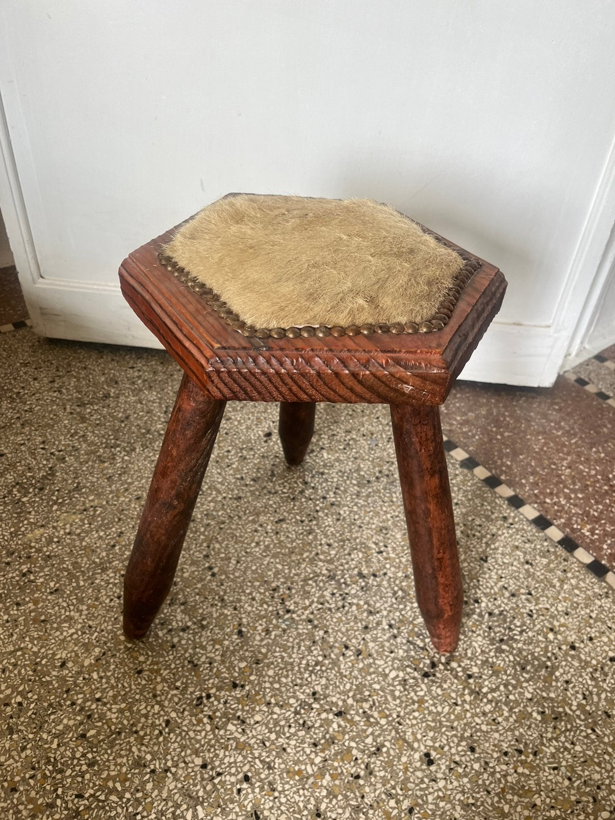 Vintage Brutalistische Driepootkruk met koeienhuid ‘50-‘60, Ophalen, Zo goed als nieuw, Hout